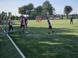 Laatste training S.K.N.W.K. JO8-1 (partijtje tegen de ouders) van maandag 2 juni 2025 (4/123)